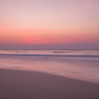 日落时海浪冲上岸

